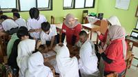 Program inisiatif literasi yang bertujuan untuk mendorong peningkatan kapasitas siswa, guru, dan orang tua melalui pendekatan edukatif holistik dilakukan di SMA di Cianjur, Jawa Barat. (Ist)