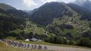 Para pebalap berusaha melewati tanjakan pada etape ke-11 Tour de France dari Albertville dan finish di La Rosiere Espace San BernardoPrancis (18/7/2018). Etape ini menempuh jarak 108.5 kilometers. (AP/Christophe Ena )