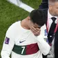 Pemain Portugal Cristiano Ronaldo meninggalkan lapangan&nbsp;setelah pertandingan perempat final Piala Dunia melawan Maroko di Stadion Al Thumama, Doha, Qatar, Sabtu, 10 Desember 2022. Portugal kalah 0-1 dari Maroko. (AP Photo / Luca Bruno)