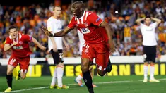 Selebrasi Stephane M'bia (Sevilla) setelah mencetak gol ke gawang Valencia dan memastikan satu tempat di Final Liga Europa, (2/5/2014). (REUTERS/Albert Gea)