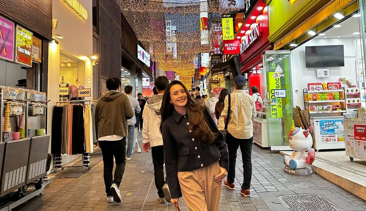 Selain piknik di tepi sungai, pemain film Scandal Maker ini juga seru dalam mencoba kuliner di khas Korea Selatan. Jajanan kuliner di Negeri Gingseng ini terlihat sangat nikmat dan banyak disukai oleh para selebriti. (Liputan6.com/IG/@bebytsabina)