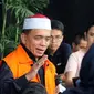 Tersangka Gubernur Aceh Irwandi Yusuf menjawab pertanyaan wartawan usai menjalani pemeriksaan di Gedung KPK, Jakarta, Kamis (26/7). Irwandi Yusuf memakai rompi tahanan dan kopiah merah putih. (Merdeka.com/Dwi Narwoko)