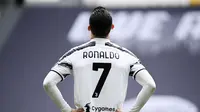 Pemain Juventus Cristiano Ronaldo terlihat selama pertandingan sepak bola Serie A antara Juventus dan Genoa di Stadion Turin Allianz, Italia, 11 April 2021. Transfer Ronaldo ke MU akan selesai setelah tes medis, penandatanganan kontrak, dan pemain mendapatkan visa. (Marco Alpozzi/LaPresse via AP)