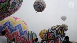 Ratusan balon udara dinaikkan di Lapangan Pagerejo, Kertek, Kabupaten Wonosobo,  Sabtu (15/6/2019). Festival ini untuk memeriahkan syawalan dan wujud syukur warga yang hidup di lereng gunung sindoro dan sumbing. (Liputan6.com/Gholib)