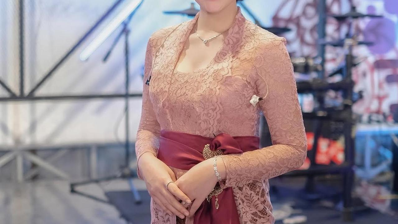 5 Model Baju Batik dan Kebaya ala Happy Asmara Ini Bisa Jadi Inspirasi