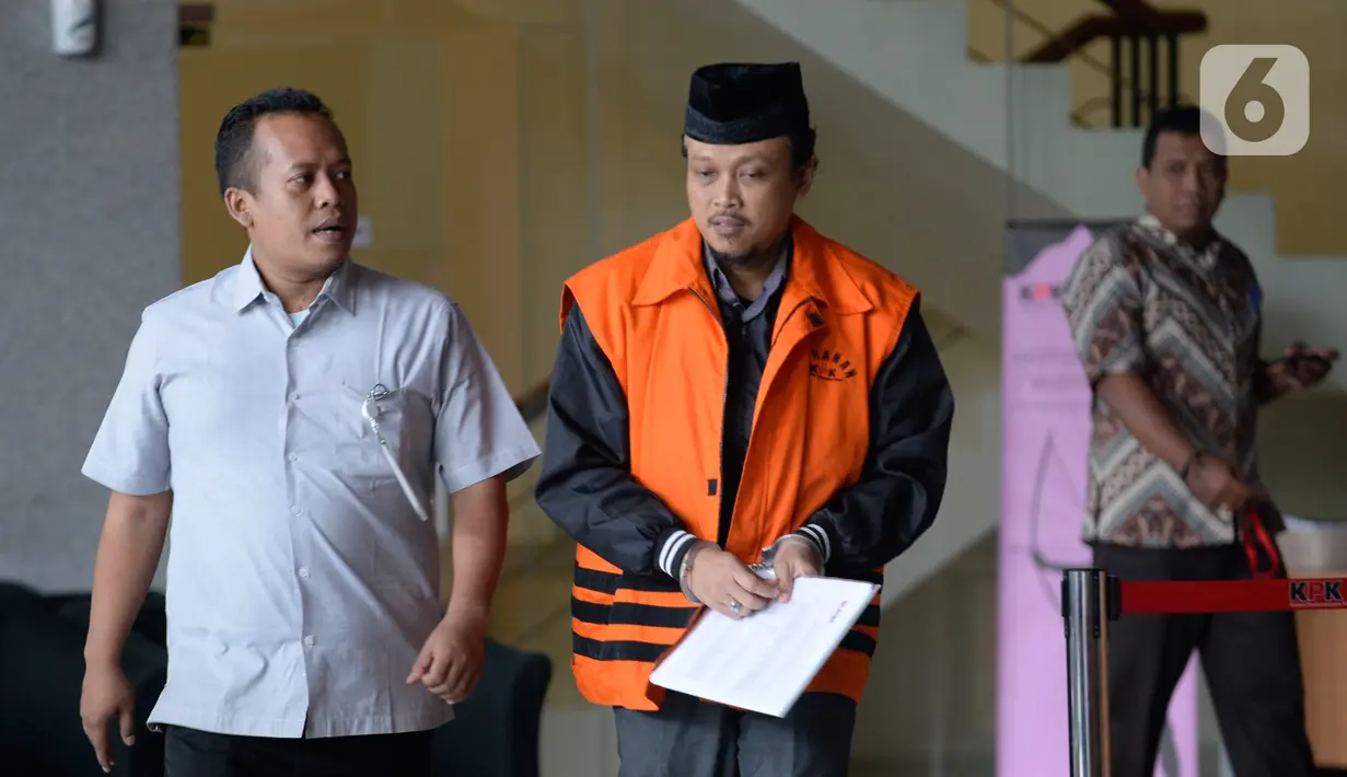 PPK di Satuan Kerja PJN XII Balikpapan Andi Tejo Sukmono (kanan) usai menjalani pemeriksaan di Gedung KPK, Jakarta, Rabu (22/1/2020). Andi diperiksa sebagai tersangka untuk melengkapi berkas dugaan suap pengadaan proyek jalan di Provinsi Kalimantan Timur tahun 2018-2019. (merdeka.com/Dwi Narwoko)