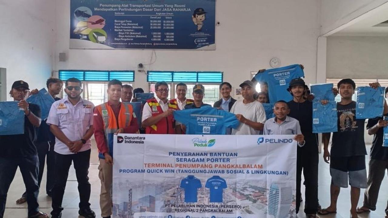 Pelindo Pangkalbalam Serahkan Ratusan Seragam Baru untuk Porter, Tingkatkan Layanan Pelabuhan