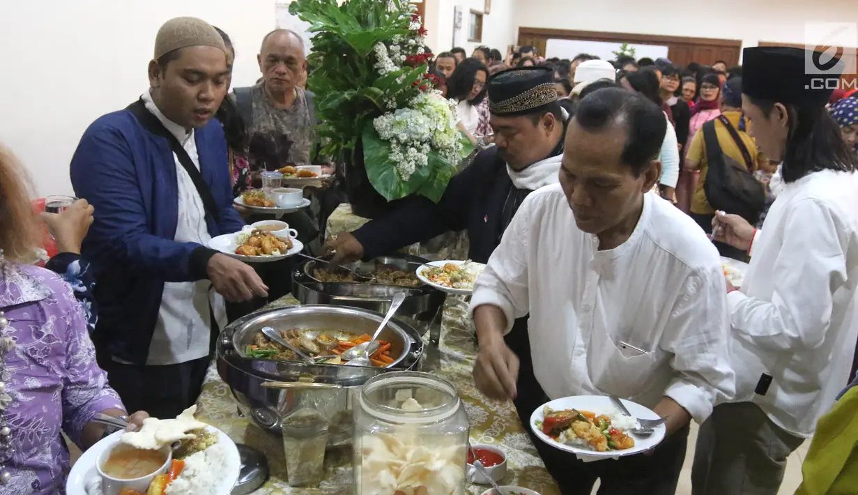 Umat muslim berbaur saat berbuka puasa bersama di Gereja Katedral, Jakarta, Jumat (1/6). Kegiatan ini mengusung tema "Menguatkan Toleransi, Persaudaraan, dan Solidaritas Kemanusiaan". (Liputan6.com/Arya Manggala)