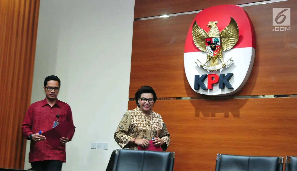 Wakil Ketua KPK Basaria Panjaitan (kanan) dan juru bicara Febri Diansyah jelang konfrensi pers OTT tersangka penerimaan suap Dirjen Perhubungan Laut (Hubla) A Tonny Budiono dan Adiputra Kurniawan di Gedung KPK, Kamis (24/08). (Liputan6.com/Helmi Afandi)