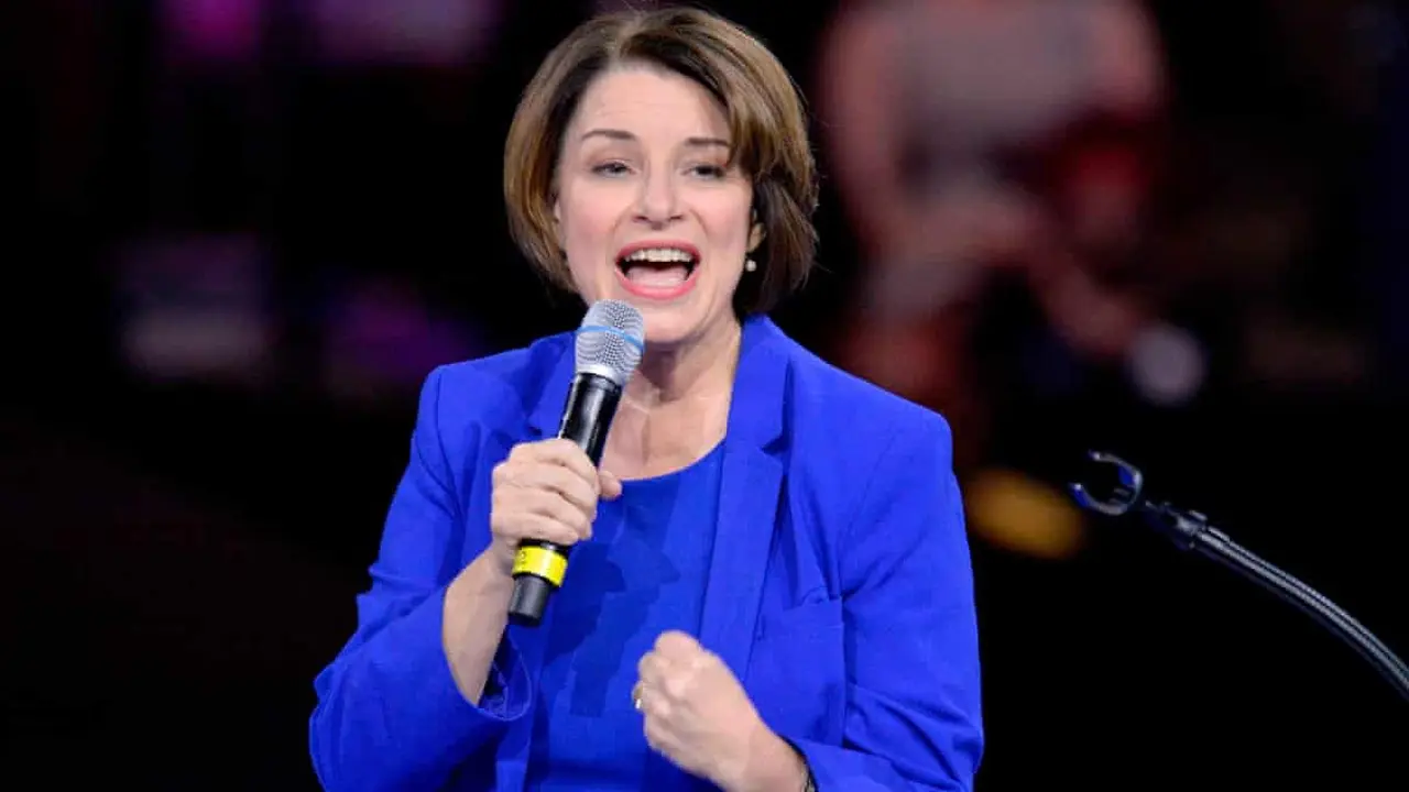 Senator Amy Klobuchar pada Jumat (19/6) dilaporkan mundur dari proses seleksi calon wapres untuk Joe Biden. (Photo credit: Joseph Prezioso/AFP/Getty Images)
