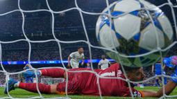 Pemain Real Madrid, Kylian Mbappe, melakukan selebrasi setelah mencetak gol ke gawang Marseille dalam laga matchday 1 League Phase Liga Champions 2025/2026 di Santiago Bernabeu, Rabu (17/9/2025) dini hari WIB. (AP Photo/Manu Fernandez)