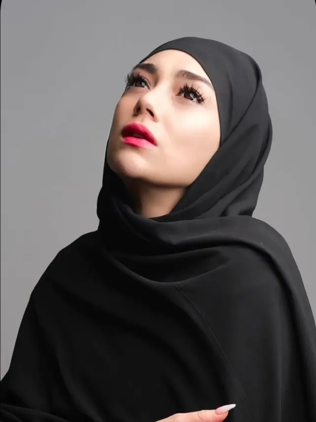 7 Potret Tampilan Celine Evangelista dalam Balutan Hijab Hitam di Pemotretan Terbaru, Tuai Pujian