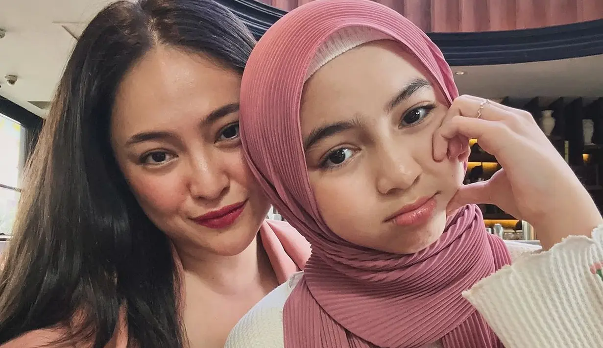 Lihat juga kemiripan antara Marshanda dan Sienna. Keduanya tak hanya mirip, namun juga sama-sama cantik. [Foto: Instagram/siennn.kasya]