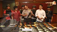 Kabid Humas Polda Metro Jaya, Kombes Pol. Rikwanto mengecek senjata airsoftgun yang berhasil disita tim Reserse Kriminal Umum (Liputan6.com/Helmi Fithriansyah).