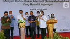 Menko Bidang Kemaritiman dan Investasi, Luhut Binsar Pandjaitan menekan tombol didampingi Menteri Kelautan dan Perikanan, Edhy Prabowo pada peresmian operasional pengolahan sampah menjadi bahan bakar alternatif di Cilacap, Jawa Tengah, Selasa (21/7/2020). (Liputan6.com/Pool/SIG)