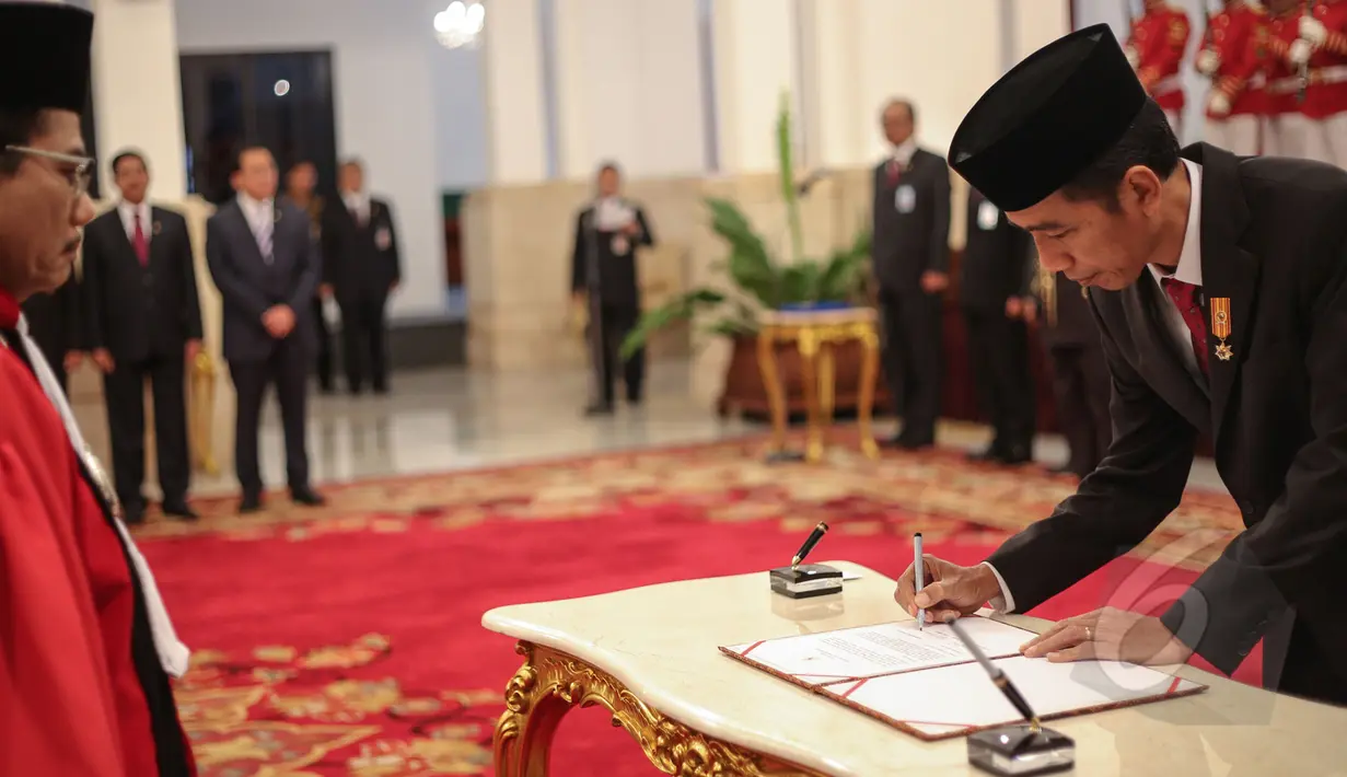 Presiden Joko Widodo menandatangani surat pelantikan Manahan Malontige Pardamean Sitompul sebagai Hakim Konstitusi di Istana Negara, Jakarta, Selasa (28/4/2015). (Liputan6.com/ Faizal Fanani)