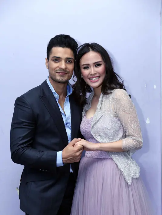 Ketampanan yang dimiliki Vin Rana bukanlah alasan mengapa Nita Sofiani bersedia menikah dengannya.  Kenyamanan sebagai salah satu alasan mengapa Nita memilih pria yang berperan sebagai Nakula di serial India Mahabarata itu. (Nurwahyunan/Bintang.com)