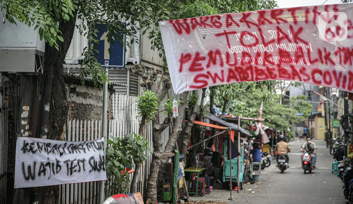 Sebuah spanduk peringatan untuk pemudik dipasang di kawasan Kartini, Sawah Besar, Jakarta, Senin (17/5/2021). Spanduk tersebut untuk memperingati warga yang kembali dari mudik lebaran agar membawa surat bebas COVID-19. (Liputan6.com/Faizal Fanani)