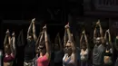 Peserta berpartisipasi dalam yoga outdoor di kawasan Times Square, New York saat Summer Solstice atau hari dengan siang terpanjang di musim panas, Kamis (21/6). Acara itu menandai Hari Yoga Internasional yang jatuh pada 21 Juni (TIMOTHY A. CLARY/AFP)