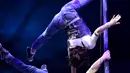 Anggota "Duo Funcoholick" Rusia diberikan penghargaan "Silver Pierrot" saat tampil di akhir edisi ke-12 Festival Sirkus Internasional di Capital Circus, Budapest, Hungaria, Minggu (14/1).  (AFP PHOTO/Attila KISBENEDEK)