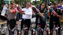 Menkeu Sri Mulyani bersama Kepala BNN, Komjen Budi Waseso, Dirjen Bea dan Cukai Heru Pambudi dan Kapolda Metro Jaya Irjen M Iriawan saat pemusnahan miras dan rokok ilegal di Kantor Bea cukai, Jakarta, Jumat (23/12). (Liputan6.com/Johan Tallo)