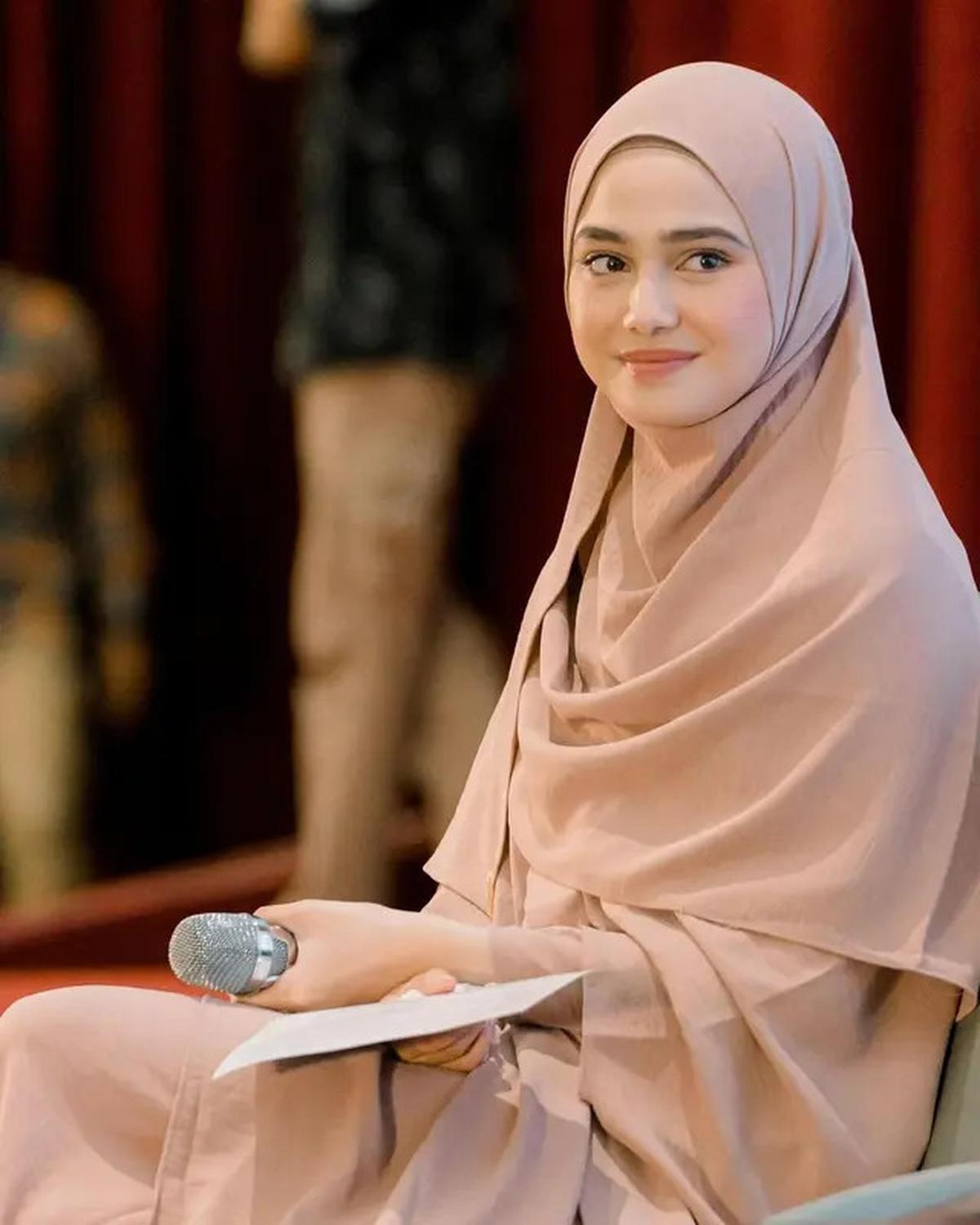 7 Gaya Muslimah Syifa Hadju, Tampil Menawan dan Memukau dengan Hijab