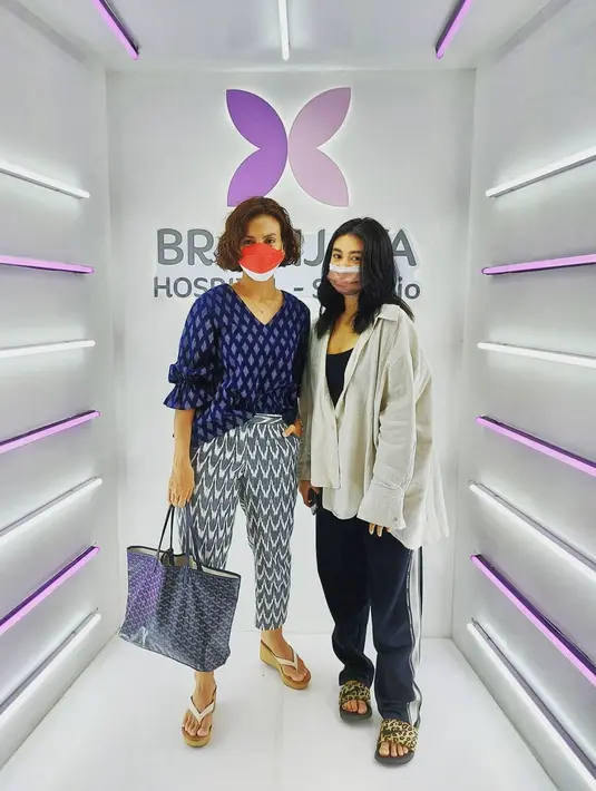 Pattern on pattern jadi inspirasi gaya etnik lainnya dari Wanda Hamidah yang menggabungkan dua motif tenun Ikat dalam satu look. (Foto: Instagram @wanda_hamidah)