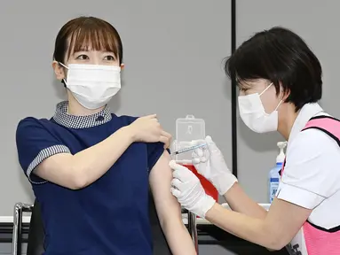 Pekerja medis menerima vaksin COVID-19 Pfizer di Fujita Health University Hospital, Toyoake, Rabu (1/12/2021). Jepang mulai memberikan suntikan booster COVID-19 kepada petugas kesehatan di tengah kekhawatiran atas varian omicron yang telah terdeteksi di negara itu. (Mizuki Ikari/Kyodo News via AP)