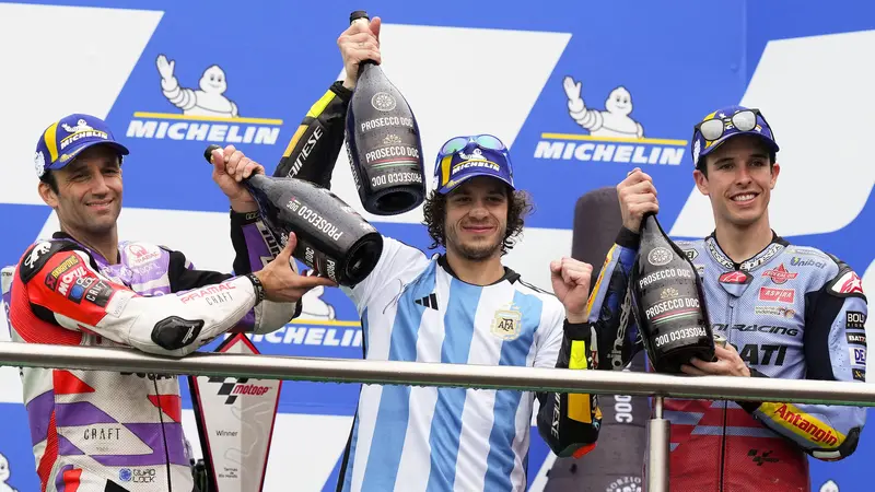 Foto: Marco Bezzecchi Raih Kemenangan Perdana di MotoGP, Lakukan Selebrasi dengan Jersey Timnas Argentina Bertanda Tangan Lionel Messi