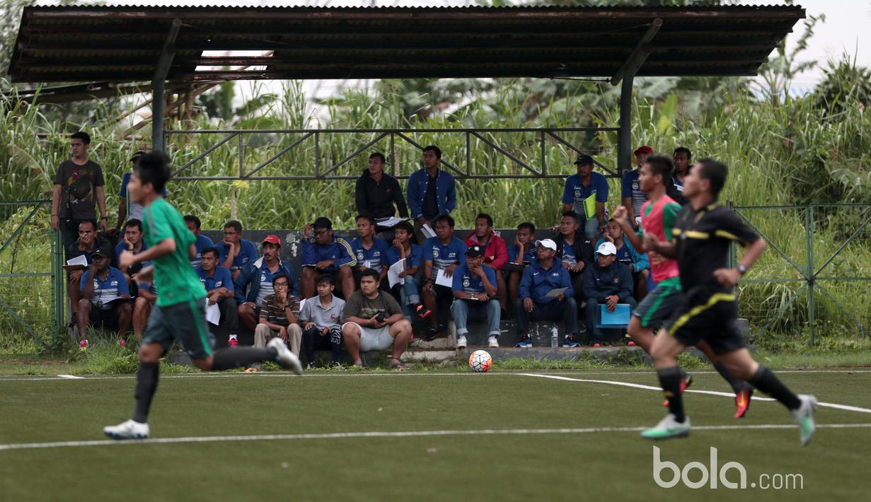 Pelatih yang sedang mengikuti kursus menonton aksi punggawa Timnas Indonesia U19 saat mengikuti seleksi di NYTC-PSSI Sawangan, Depok, Jumat (3/3/2017). (Bola.com/Nicklas Hanoatubun)