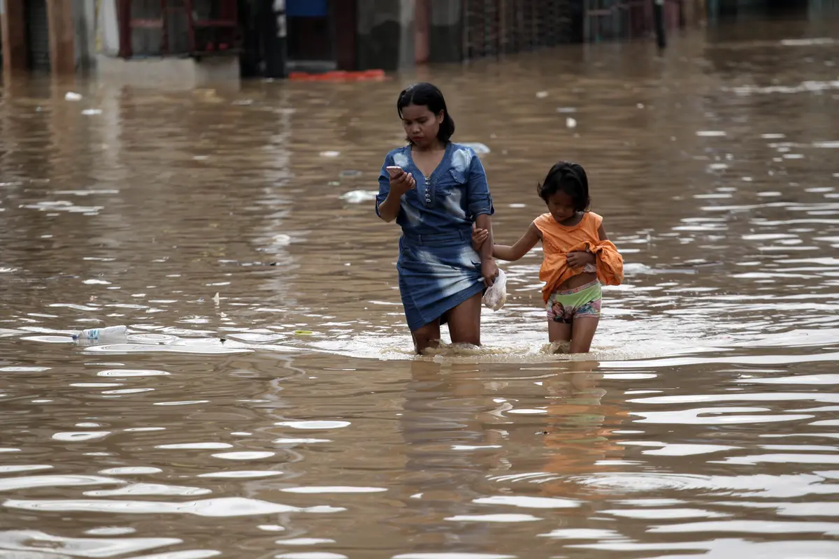 Debit Kali Ciliwung Tinggi, Jalan Jatinegara Tergenang Banjir
