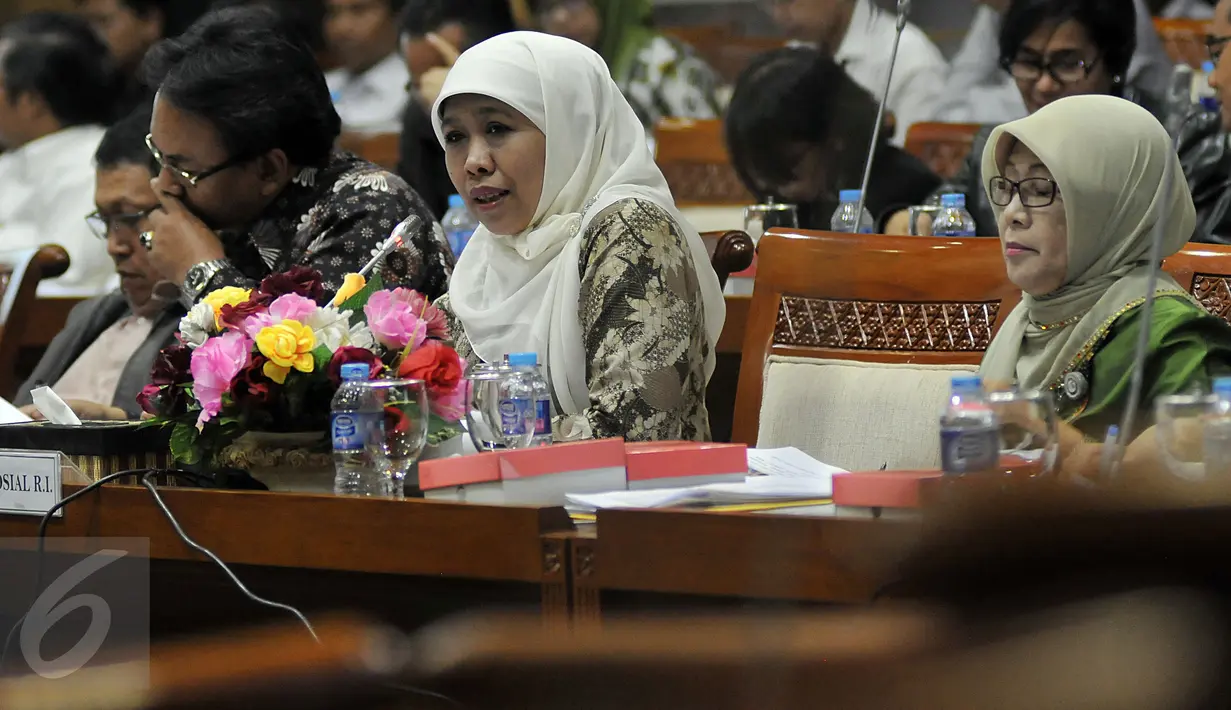 Menteri Sosial Khofifah Indar Parawansa (tengah) mengikuti Rapat Kerja (Raker) dengan Komisi VIII DPR Di Kompleks Parlemen, Senayan, Jakarta, Selasa (16/2/2016). (Liputan6.com/Johan Tallo)