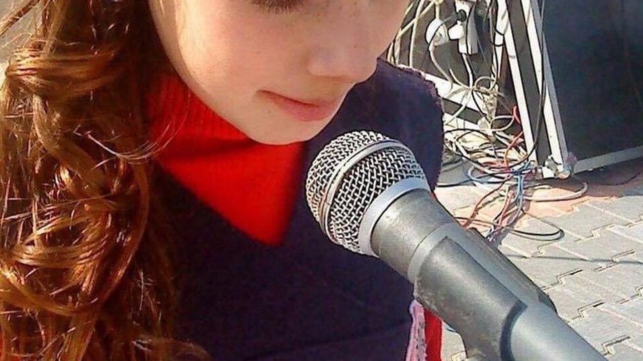 Menariknya, masyarakat di sana juga pernah saling memberi hiburan di tempat umum. Salah satunya yakni dengan menikmati penampilan dari seorang gadis cilik yang begitu pemberani.
