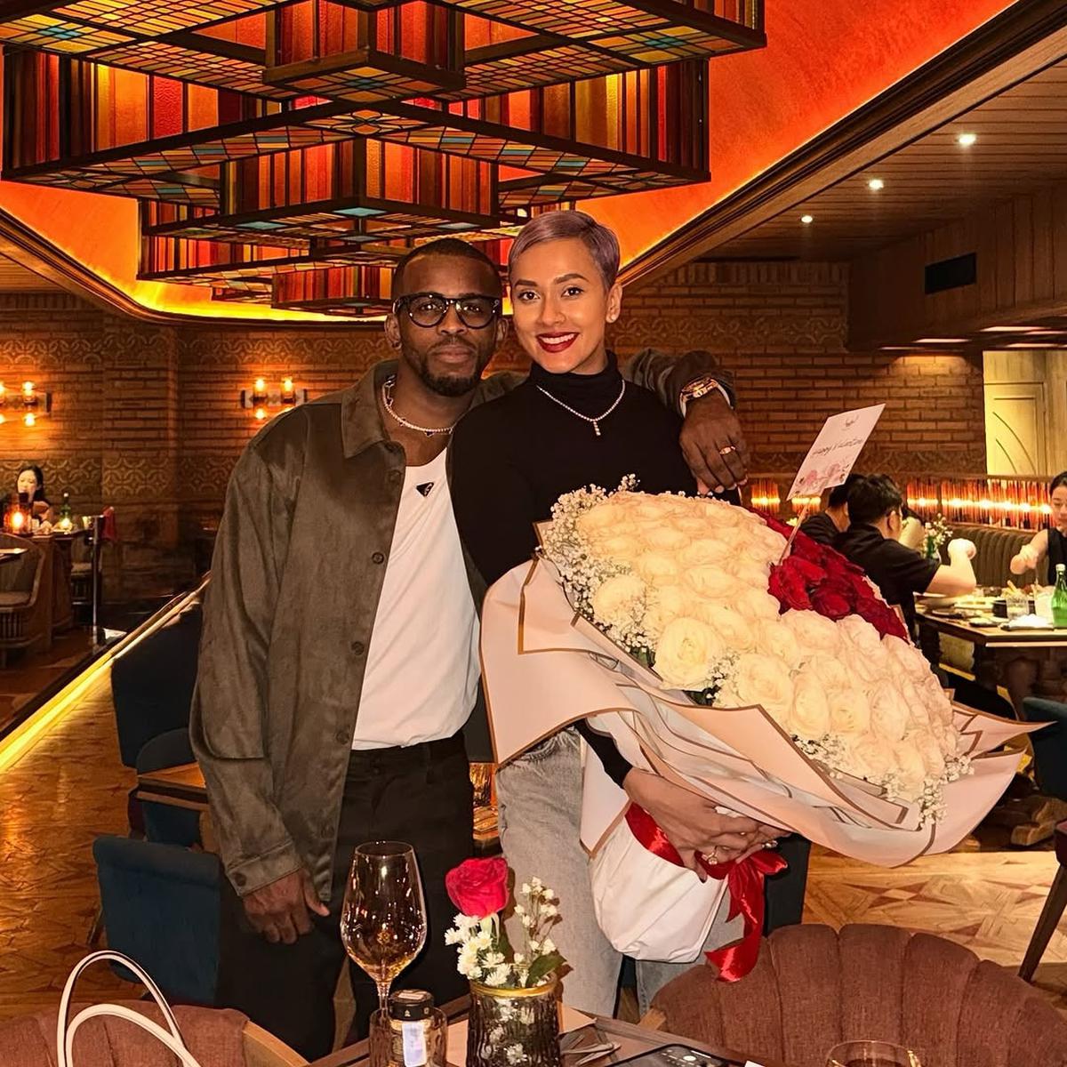 Potret Romantis Kimmy Jayanti Dinner Bareng Greg Nwokolo, Dapat Hadiah Bunga
