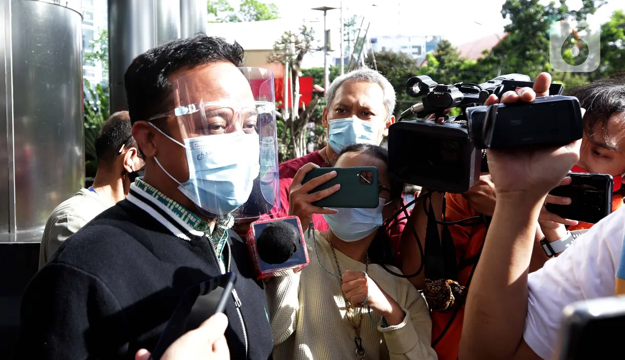 Plt Gubernur Sulawesi Selatan, Andi Sudirman Sulaiman (kiri) usai diperiksa penyidik KPK, Jakarta, Selasa (23/3/2021). Andi Sudirman diperiksa sebagai saksi untuk Nurdin Abdullah tersangka suap perizinan dan pembangunan infrastruktur Pemprov Sulsel 2020-2021. (Liputan6.com/Helmi Fithriansyah)