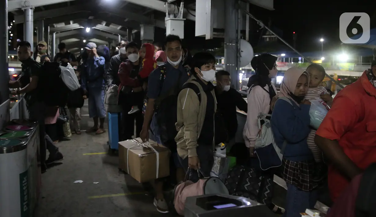 <p>Sejumlah pemudik pejalan kaki masuk ke kapal "Roll on-Roll off" (RoRo) untuk menyeberang di Pelabuhan Merak, Banten, Jumat (29/4/2022) dini hari. Berdasarkan data yang dirilis ASDP Cabang Merak, hingga pukul 20.00 WIB, Rabu, 28 April 2022, jumlah penumpang yang menyeberang dari Pelabuhan Merak ada 261.741 orang. (Liputan6.com/Angga Yuniar)</p>