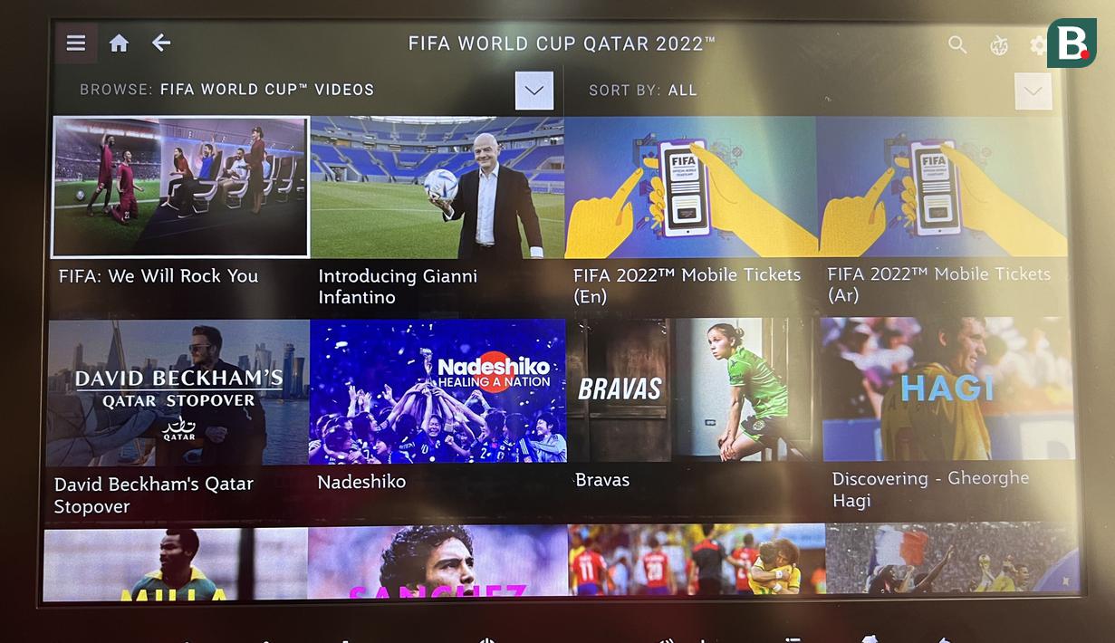 <p>Sistem hiburan di dalam pesawat yaitu Audio Video on Demand (AVOD) pun menyajikan berbagai tontonan berbau Piala Dunia. (Bola.com/Ade Yusuf Satria)</p>