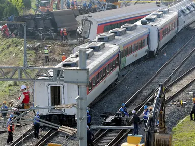 Sebuah kereta api penumpang tergelincir dan keluar dari jalurnya di kota pelabuhan selatan Yeosu, Korea Selatan, Jumat (22/4). Akibat kecelakaan itu sang masinis tewas, sementara delapan penumpang mengalami luka-luka. (Hwang Hee-kyu/News1 via REUTERS)