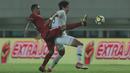 Pemain Timnas Indonesia, Alberto Goncalves (kiri) menghalau bola dari pemain Korea Selatan U-23 pada laga uji coba di Stadion Pakansari, Bogor, (23/6/2018).  Indonesia U-23 kalah 1-2 dari Korea U-23. (Bola.com/Nick Hanoatubun)