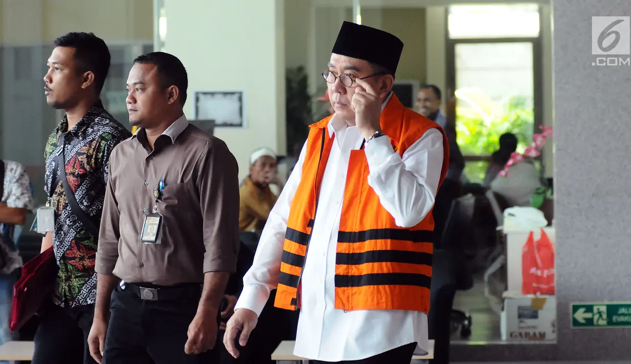 Gubernur Bengkulu non-aktif, Ridwan Mukti usai menjalani pemeriksaan di Gedung KPK, Jakarta, Senin (18/9). Hari ini, KPK menetapkan berkas kasus Ridwan Mukti lengkap dan siap sidang. (Liputan6.com/Helmi Fithriansyah)