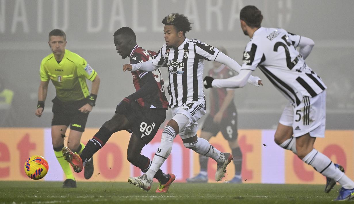 Bologna mengambil inisiatif serangan di awal babak kedua. Weston McKennie dkk berusaha menyamakan kedudukan. Sayangnya tembakan demi tembekan belum ada yang bersarang ke gawang Juventus. (LaPresse via AP/Massimo Paolone)