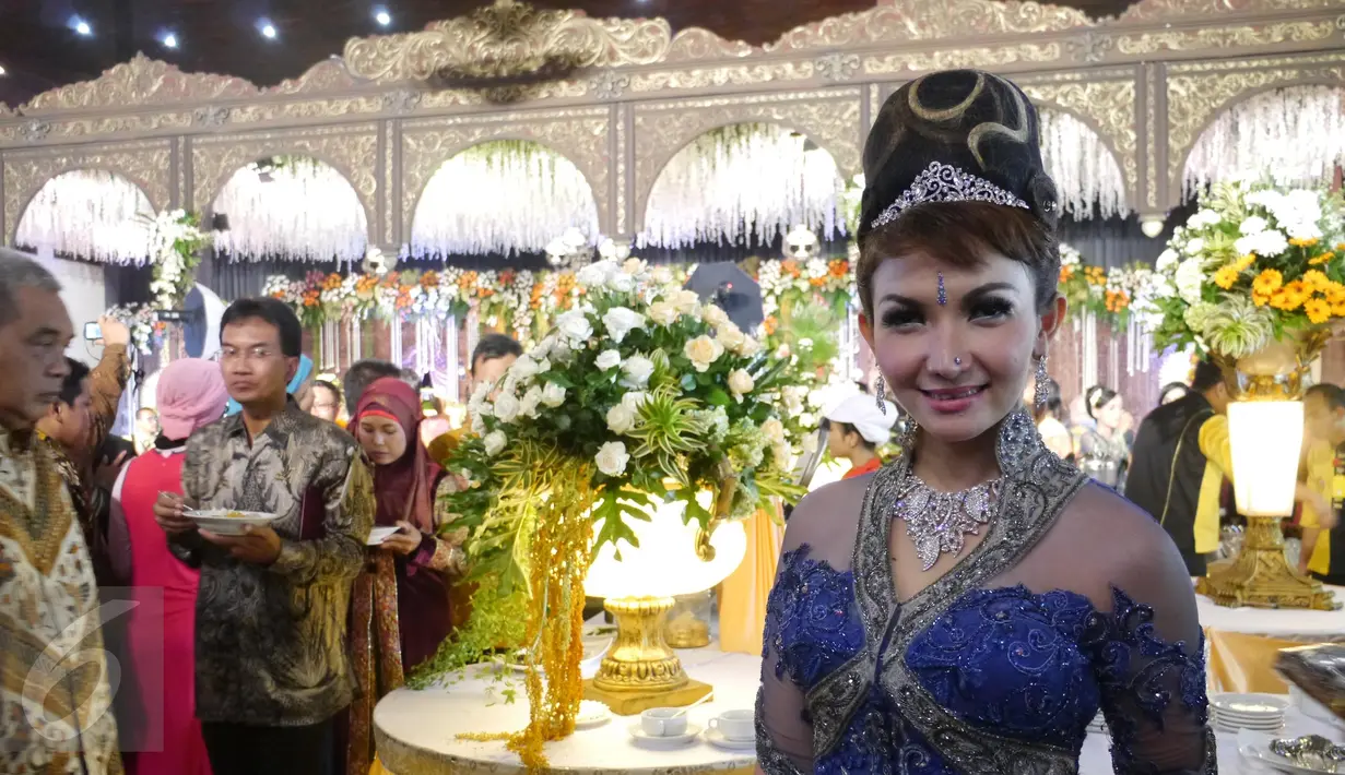 Artis Roro Fitria hadir dalam acara resepsi putra sulung Presiden Joko Widodo, Gibran Rakabuming Raka dengan Selvi Ananda di Graha Saba Buana di Solo, Kamis (11/6/2015). (Liputan6.com/Herman Zakharia)