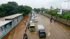Kendaraan melintas saat banjir menggenangi Jalan Perintis Kemerdekaan, Pedongkelan, Jakarta, Sabtu (2/8/2020). Banjir akibat hujan deras yang mengguyur Jakarta sejak semalam tersebut mengakibatkan lalu lintas dari Pulo Gadung menuju Senen dan arah sebaliknya macet. (merdeka.com/Imam Buhori)