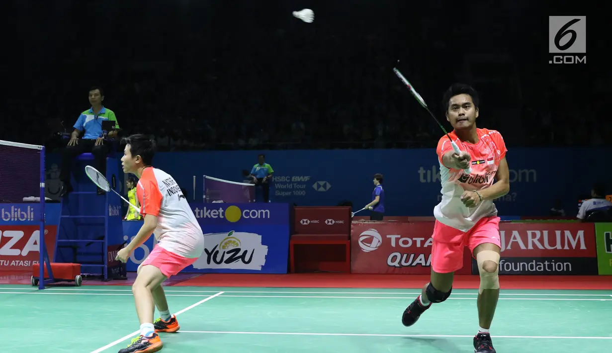 Ganda campuran Indonesia, Tontowi Ahmad/Liliyana Natsir mengembalikan kok ke arah Yugo Kobayashi/Misaki Matsumoto (Jepang) pada 16 besar Indonesia Open 2018 di Istora GBK Jakarta, Kamis (5/7). Tontowi/Liliyana unggul. (Liputan6.com/Helmi Fithriansyah)