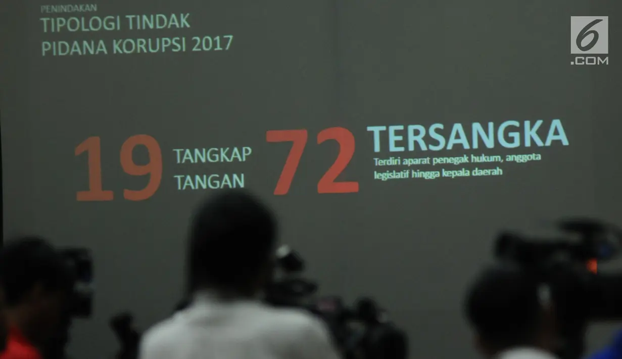 Layar monitor menampilkan hasil tindak pidana korupsi yang ditangani KPK pada paparan kinerja Komisi Pemberantasan Korupsi tahun 2017 di Jakarta, Rabu (27/12). Pimpinan KPK menyampaikan paparan hasil kinerja tahun 2017. (Liputan6.com/Helmi Fithriansyah)