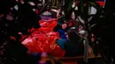 Orang-orang bersiap-siap untuk tidur di area terbuka dalam acara World's Big Sleep Out di Times Square, New York, 7 Desember 2019. Aksi di beberapa kota besar dunia ini sebagai bagian dari upaya penggalangan dana untuk membantu para tunawisma di banyak negara. (Eduardo Munoz Alvarez/AFP)
