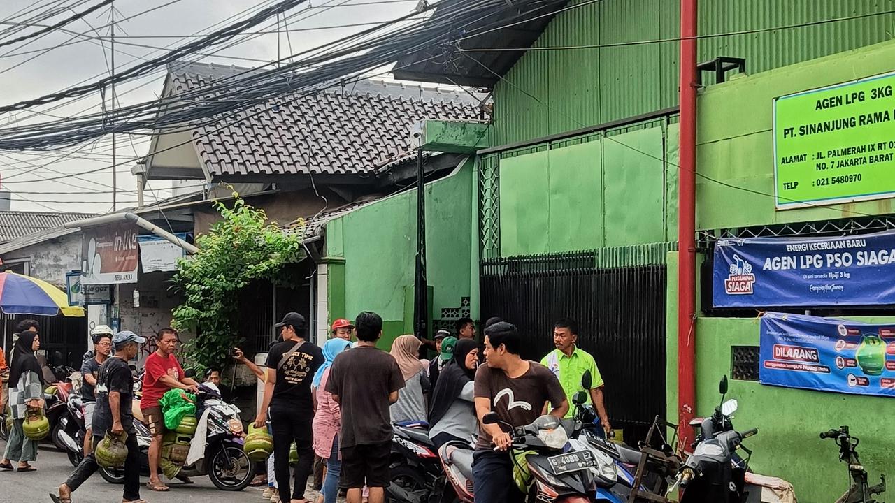 Cerita Warga Keliling Jakarta Demi Cari Gas 3 Kg
