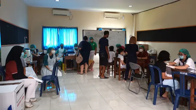 Ruang screening dan penyuntikan vaksin