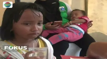 Disesaki ribuan pengunjung, seorang anak hilang dan menangis karena terlepas dari pantauan orangtuanya saat acara Festival Danau Sunter berlangsung.