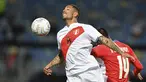 Gelandang timnas Peru, Sergio Pena dan bek Paraguay, Santiago Arzamendia berebut bola pada perempat final Copa America 2021 di Estadio Olimpico Pedro Ludovico, Brasil, Sabtu (3/7/2021) dini hari WIB. Peru mengalahkan Paraguay dalam drama adu penalti dengan skor 4-3. (DOUGLAS MAGNO / AFP)